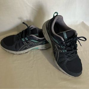 Oasica’s women’s tennis shoe, navy and turquoise size 9 barely worn